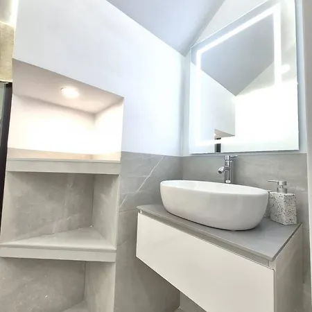 Appartamento Happy Travel Renovated Duplex *